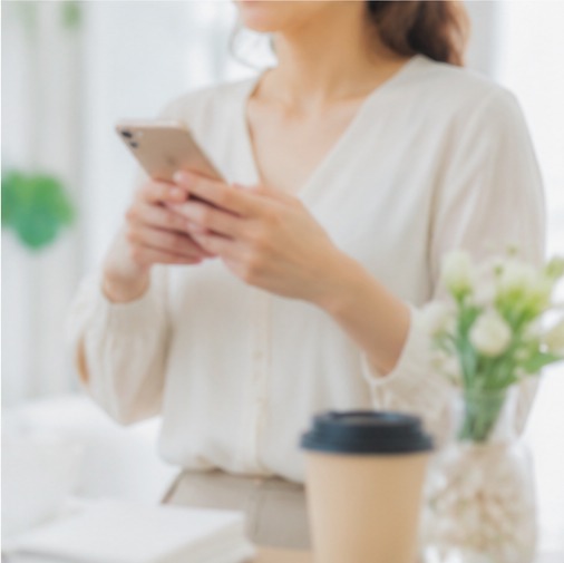 07 スマホを見る女性